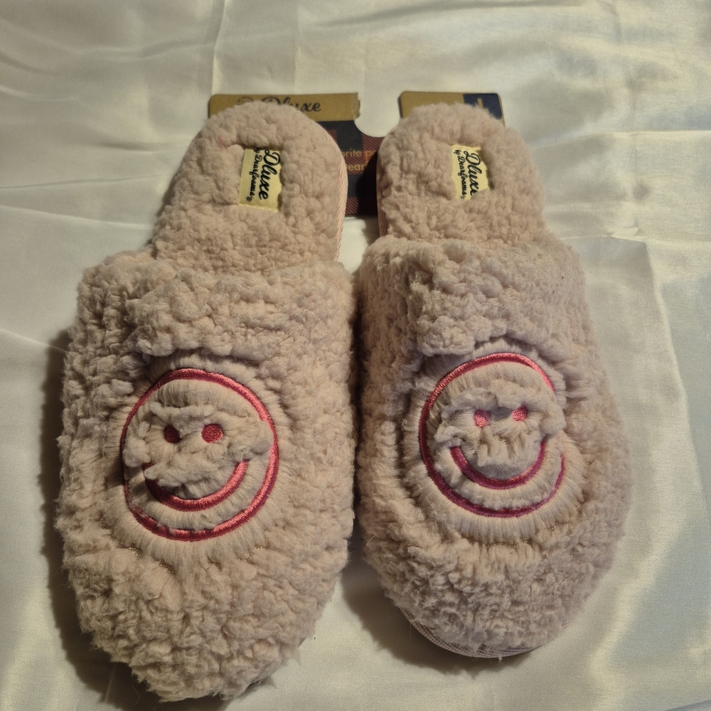 Luxe Women's Pink Fuzzy Slippers